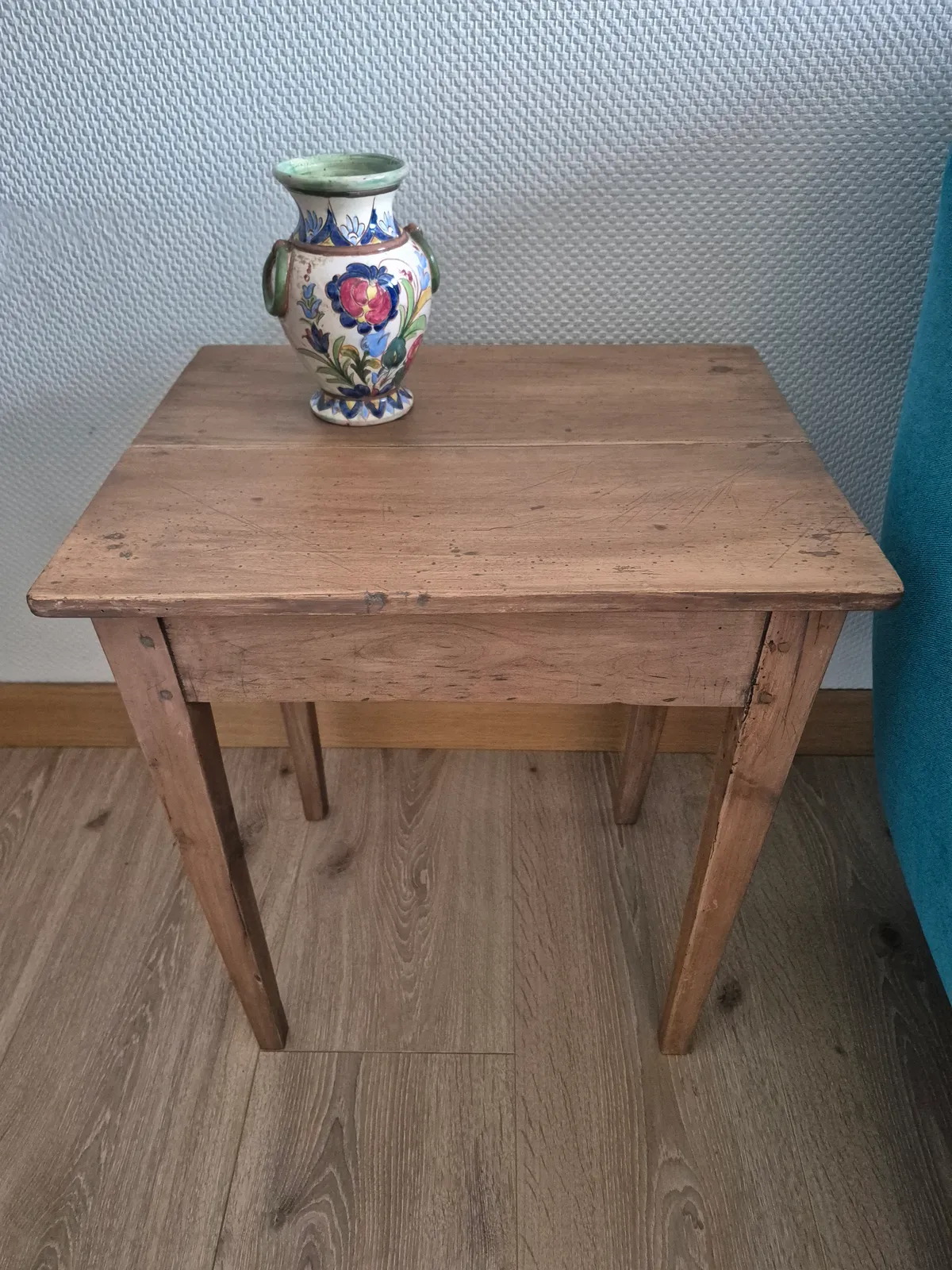 Colette — table d’appoint en noyer massif, pieds fuselés